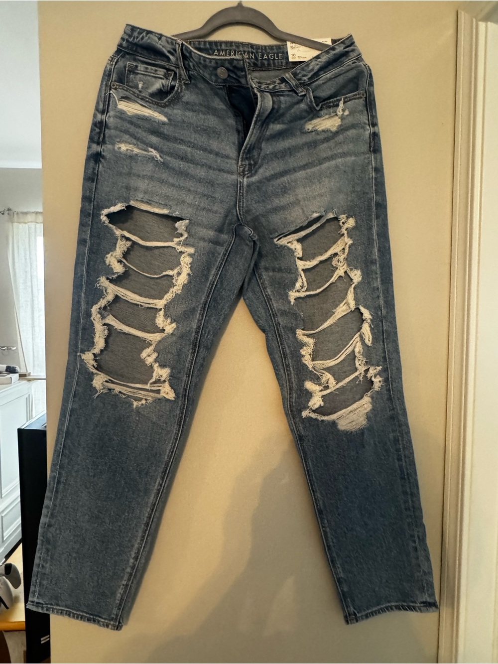 American Eagle Distressed Light Blue Ripped Jeans mom jeans size 10 Long